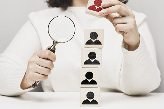 27_jun Recrutadora avaliando o candidato