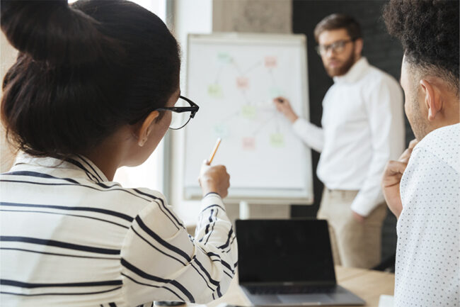 Cursos para empresas Colaboradores em treinamento