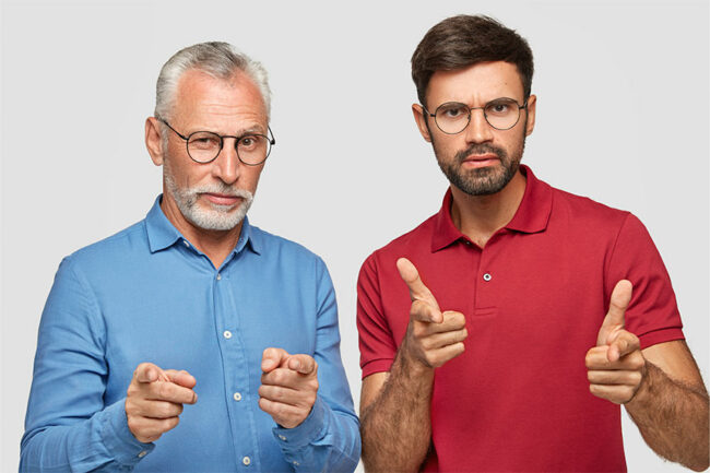 Diversidade Geracional Jovem e um home mais velho