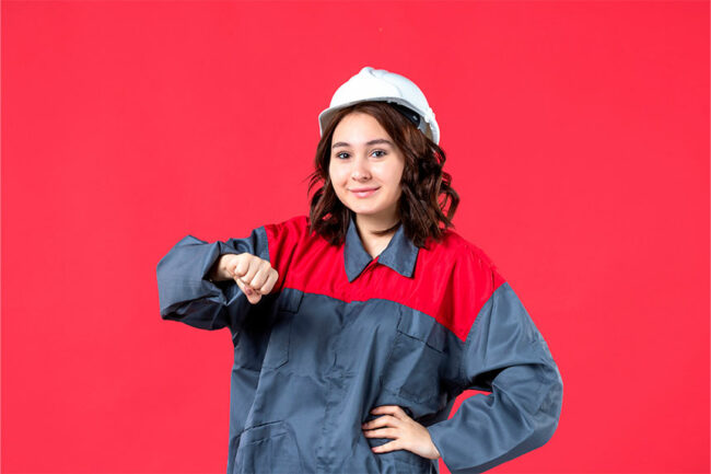 Trabalho Temporário Mulher trabalhando em indústria no fim de ano