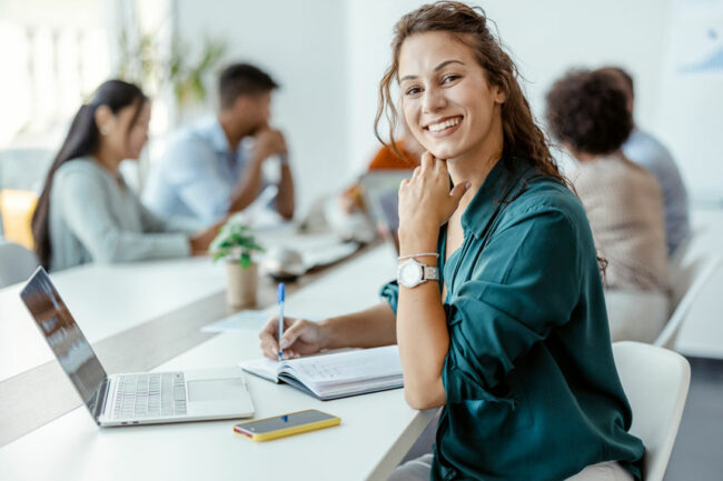 imagem mulher no notebook procurando emprego