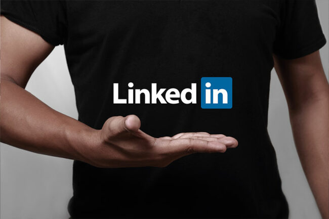 30_post Pessoa com o logo do linkedin acima das mãos