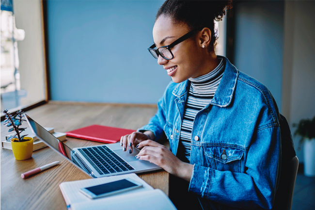 26_blog mulher sentada de frente para um notebook estudando