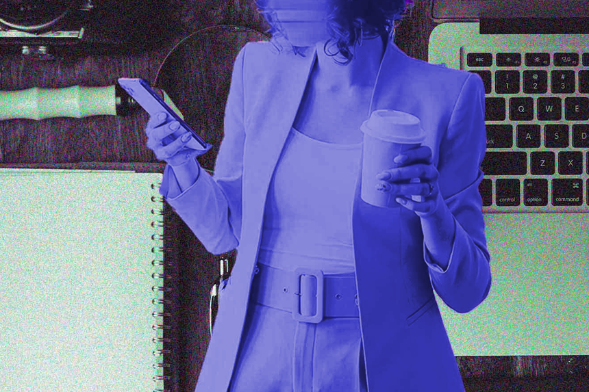 Mulher buscando oportunidade de emprego no celular