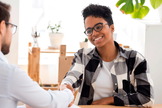 Mudança de emprego Pessoa numa entrevista de emprego