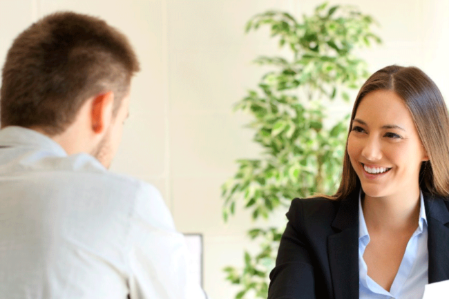 Por que Devemos Contratá-lo? mulher entrevistando candidato para emprego