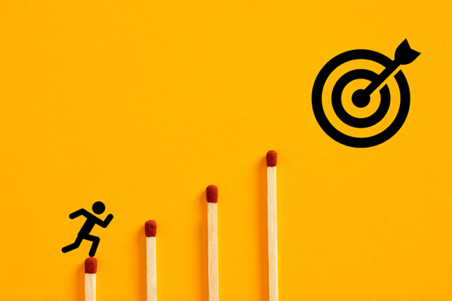 11_blog Ilustração conceitual de progresso profissional, representada por fósforos dispostos em níveis crescentes, um ícone de pessoa subindo e um alvo com flecha ao fundo.